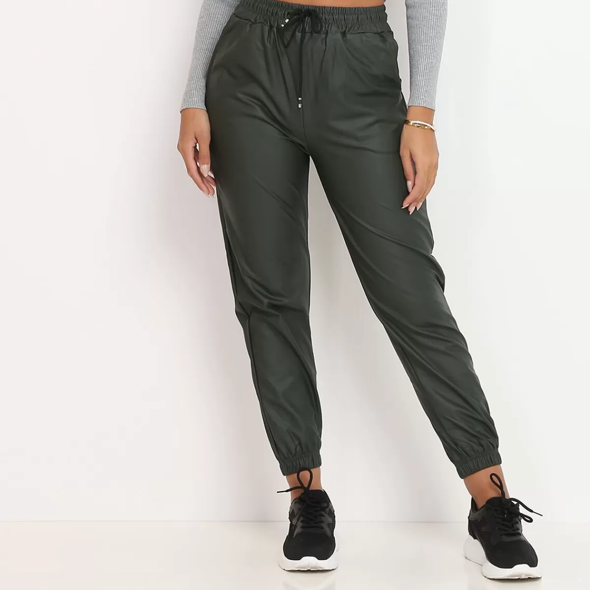 La Modeuse Sport*Pantalon style jogger en simili mat