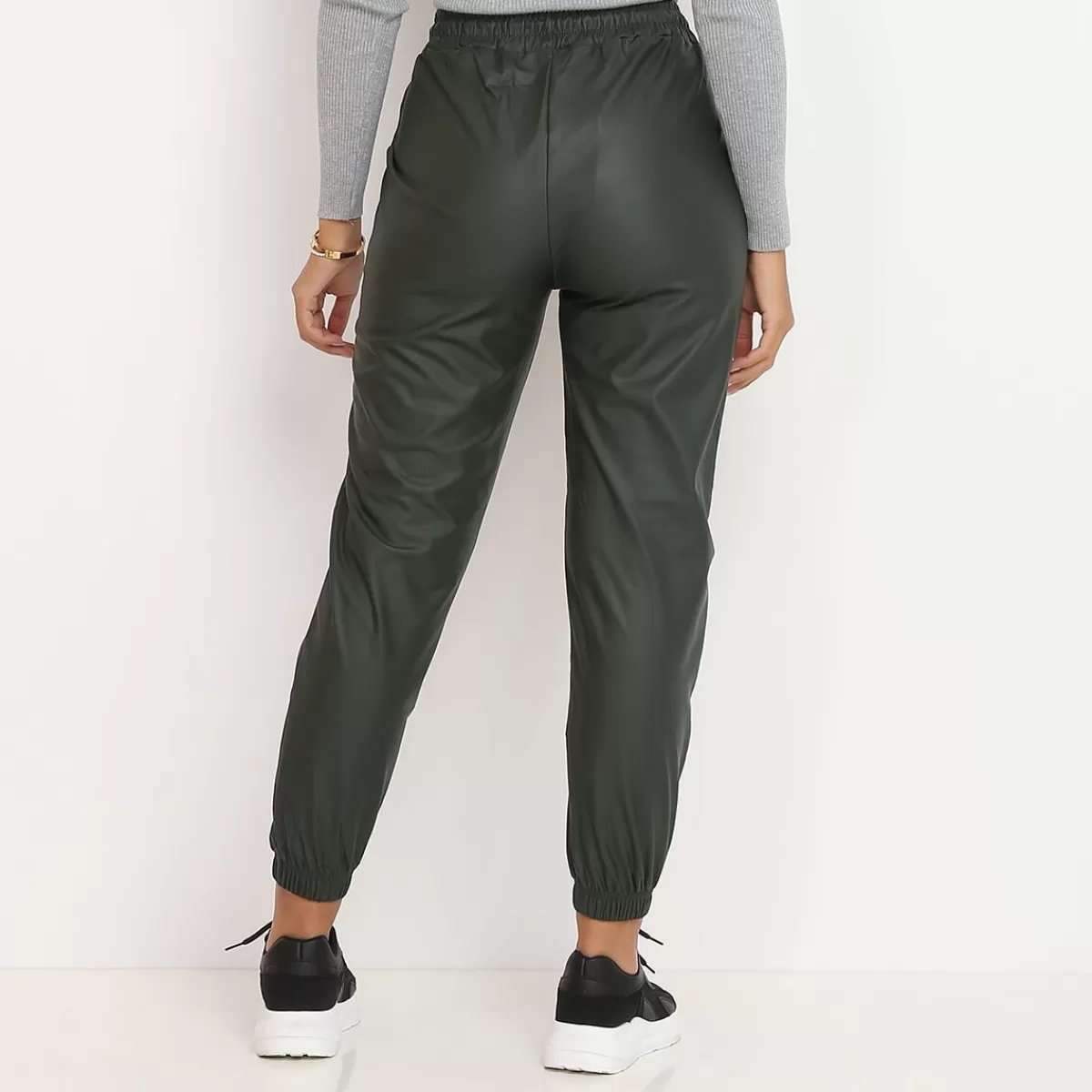 La Modeuse Sport*Pantalon style jogger en simili mat