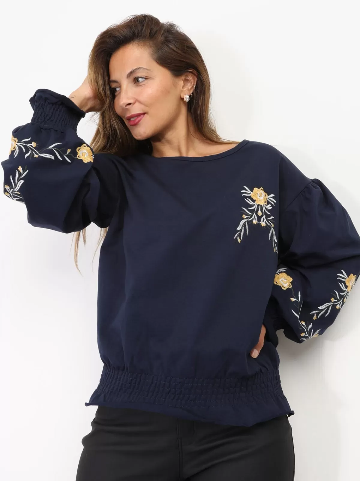 La Modeuse Tops, T-shirts*Top à manches froncées et fleurs brodées