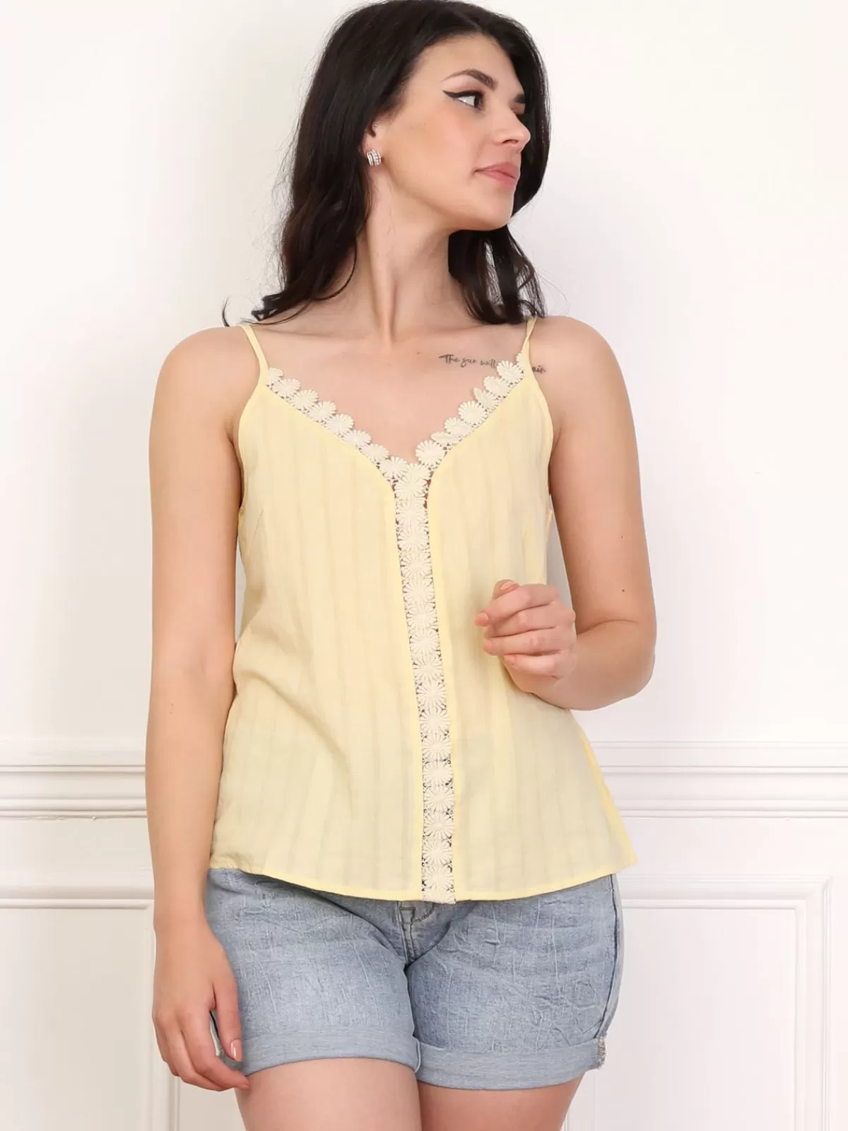 La Modeuse Tops, T-shirts*Top avec détails en crochet fleuri